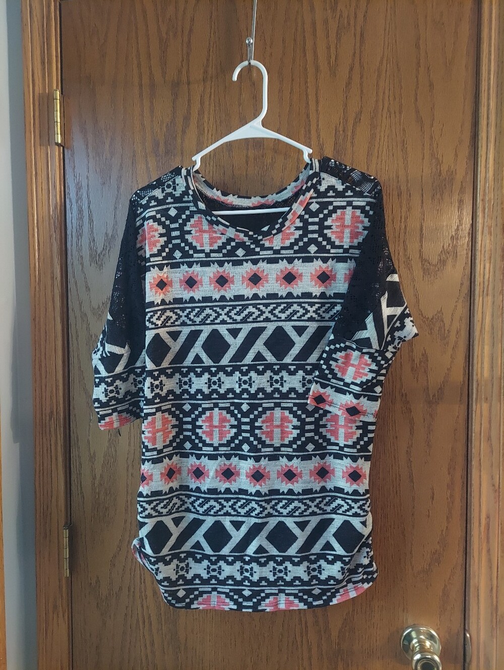 No Boundaries Aztec Geometric Lace Shoulder Top Black Pink XXL (19)